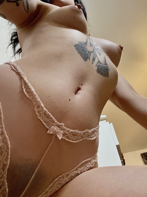 Loving my pms tiddies rn https://t.co/KZucloYt2D