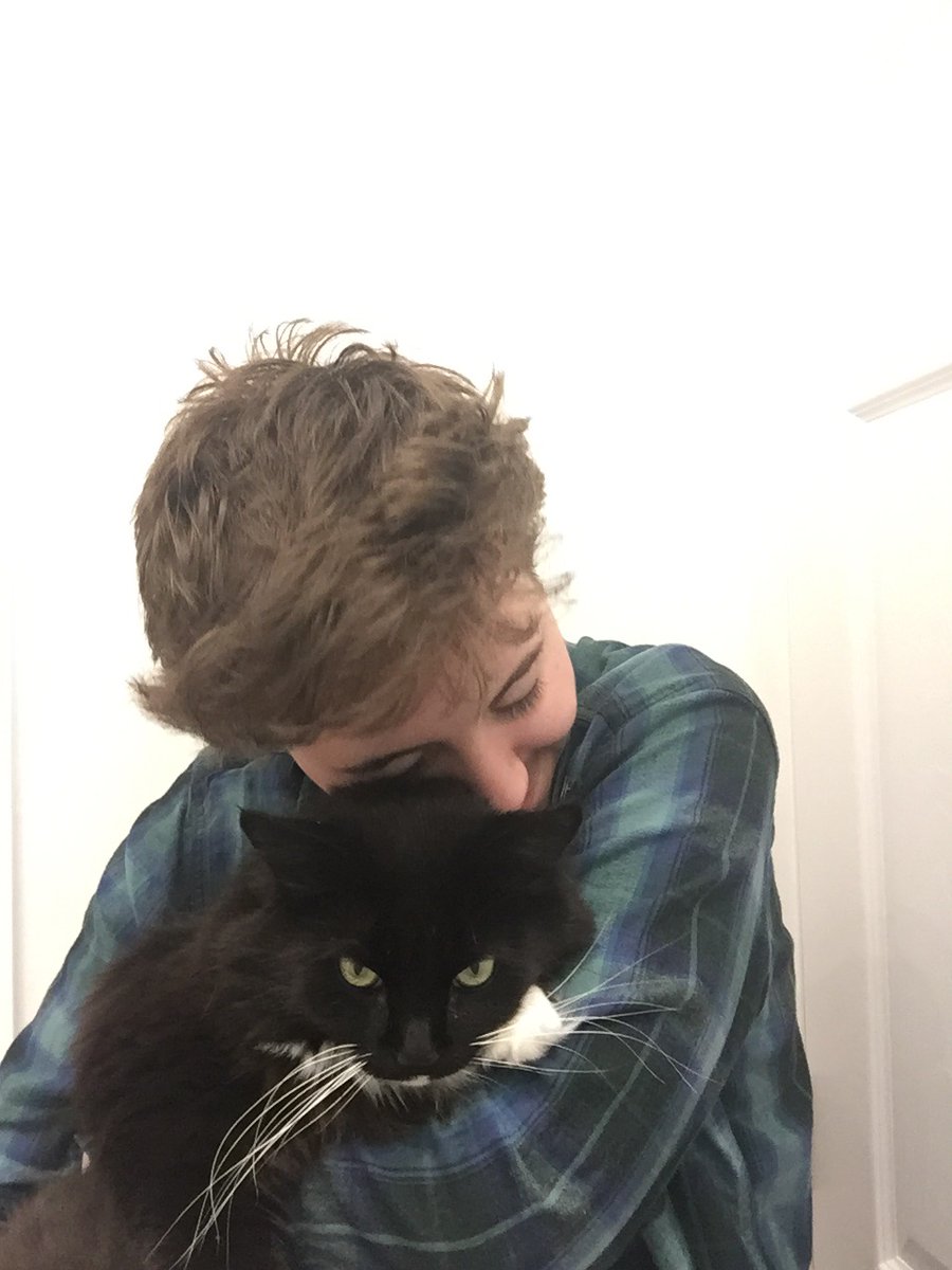 oldspacecryptid's tweet photo. In honor of #15yearsofsunny , here’s my Charlie Kelly cosplay! Ft my cat mittens :) https://t.co/b8sQmW4sK0