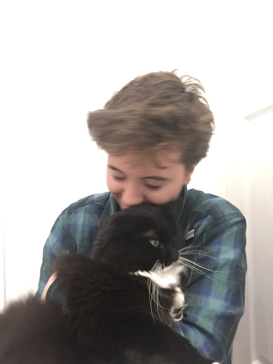 oldspacecryptid's tweet photo. In honor of #15yearsofsunny , here’s my Charlie Kelly cosplay! Ft my cat mittens :) https://t.co/b8sQmW4sK0