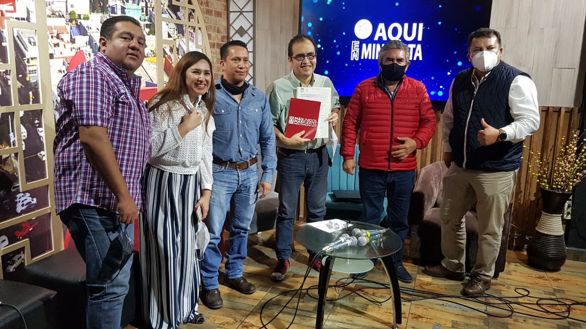 ViviMondragonL's tweet photo. La gente de Neza se quiere sentir más orgullosa de ser de #AquíMiNezota, yo me siento orgullosa de su gente, de mis padres y mis abuelos que me enseñaron a salir adelante en la vida. Así se lo comenté a Moises García, el #Apestado en su programa de TV por internet. 
@gumeaguilar https://t.co/3zdhDVu9Cl