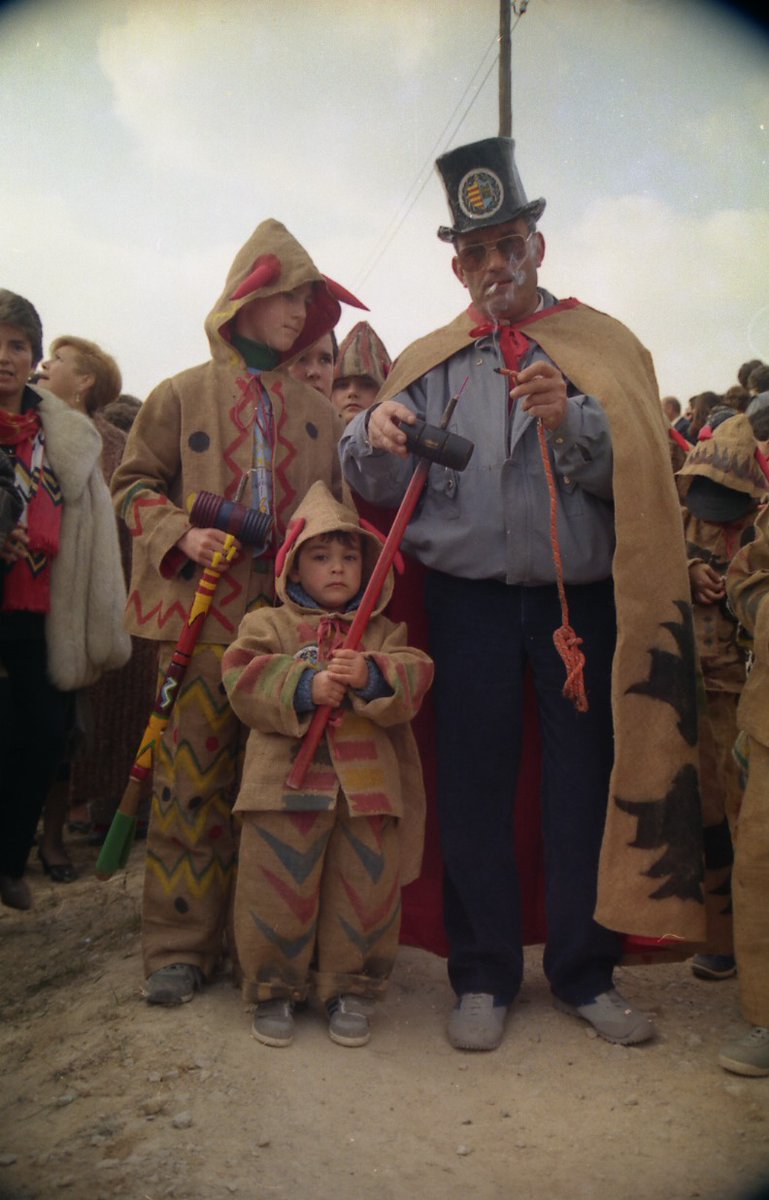 Aquest dilluns ens ha deixat en Manolo Martínez. Ell ha sigut un dels responsables històrics dels Diables <a href="/PetisRibes/">Diables Petits Ribes</a>, la pedrera on la majoria de nosaltres vam començar a tirar coets i a tocar el timbal. Una abraçada a la família. Descansi en pau. 🕊🎩
#BallDeDiables
#SPRibes