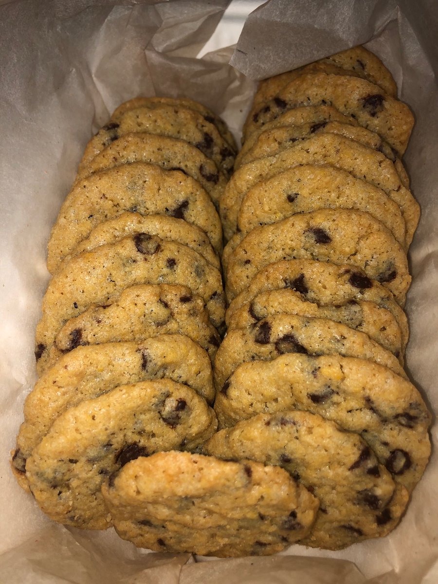 alphawhora's tweet photo. mi mejor amigo alvali esta vendiendo las alvaricookies cómprenle son las mejores galletas del universo y son baratas xd pueden coordinar el delivery 🤪🤪🤪 su ig es @alvaromatzumura https://t.co/361lyO9PzM