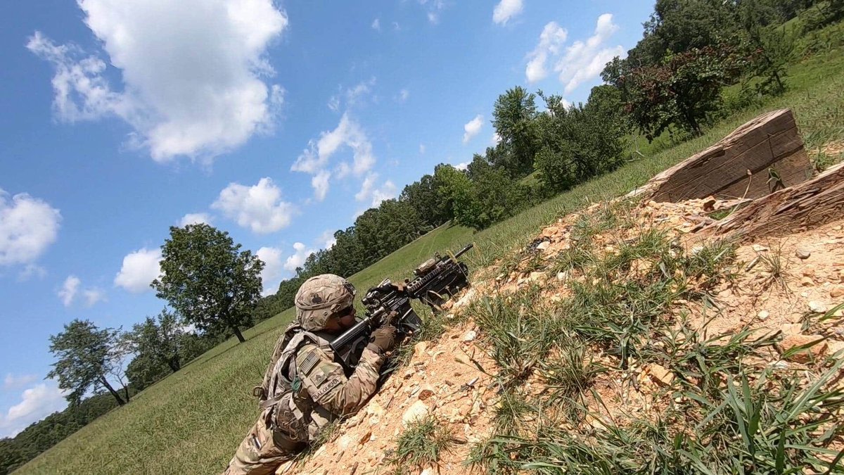 NoSlackBN's tweet photo. Local support by fire provides security and overwatch as the assaulting team executes battle drill six by entering clearing buildings in an urban environment #LiftFire #Fundamentals #SlowIsSmooth #SmoothIsFast #NoSlack #WinningMatters #WinningAtJRTC #BuildingSpeed @101Bastogne https://t.co/iDkB5h8goM