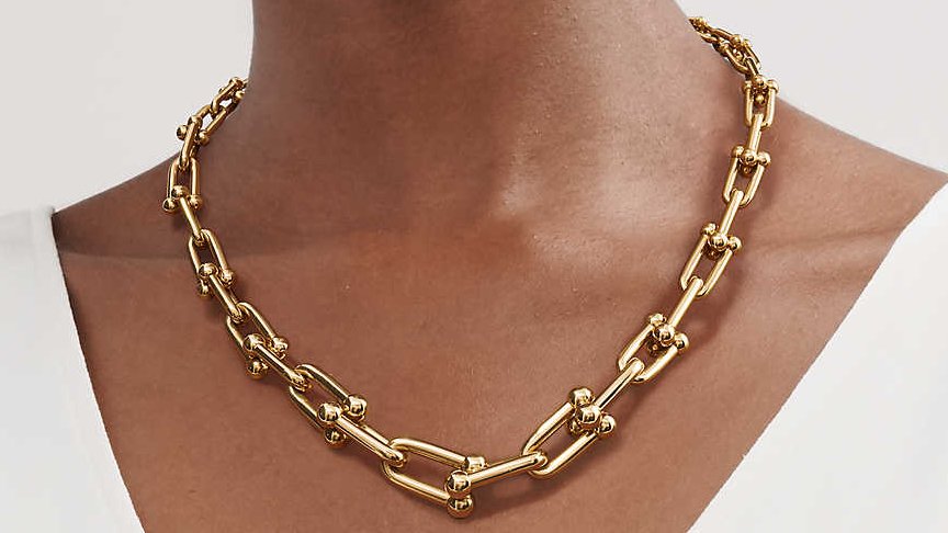  #수지 Suzy x Celeb MV: TIFFANY & CO hardwear triple drop earrings ($3,000): TIFFANY & CO hardwear wrap bracelet *worn as necklace* ($7,800): TIFFANY & CO hardwear graduated link necklace ($11,500)