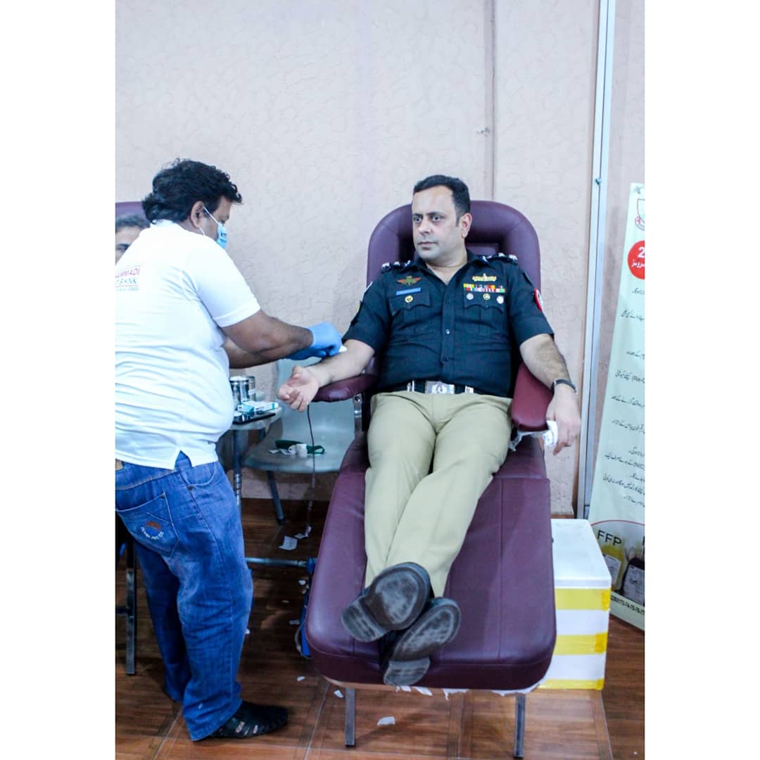 ssusindhpolice's tweet photo. A #blood_donation_camp was set up at #Special_Security_Unit Headquarters wherein, #DIGPSESD Maqsood Ahmed, Commandant SSU and a large number of #commandos and senior officers #voluntarily #donated blood.
#4thAug #Youm_e_Shuhada_Police https://t.co/tizY4N5iIb