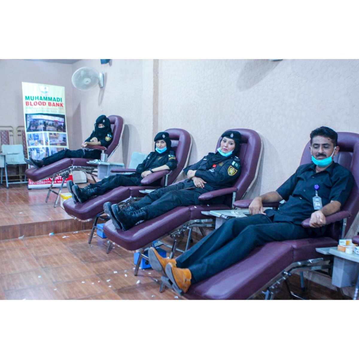 ssusindhpolice's tweet photo. A #blood_donation_camp was set up at #Special_Security_Unit Headquarters wherein, #DIGPSESD Maqsood Ahmed, Commandant SSU and a large number of #commandos and senior officers #voluntarily #donated blood.
#4thAug #Youm_e_Shuhada_Police https://t.co/tizY4N5iIb