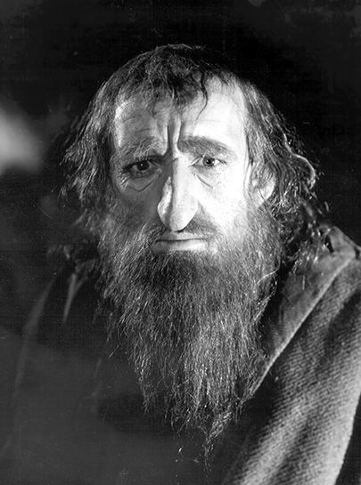 Refrendó las expectativas levantadas con otro papel inspirado por Dickens, el Fagin de “Oliver Twist” (1948), con David Lean otra vez en la dirección.Su personalidad demostró desde el principio una gran versatilidad.Supo adaptarse con facilidad a todo tipo de