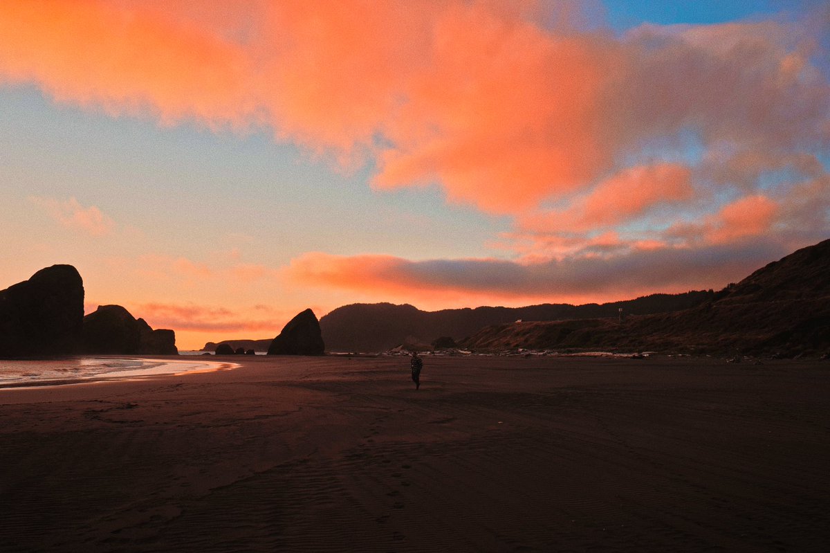 alexxhinson's tweet photo. sundown on the oregon coast https://t.co/PW4TvHxb1n