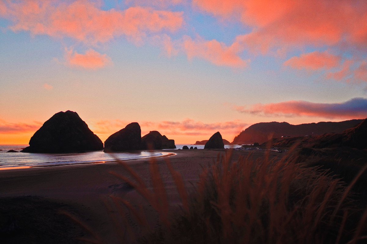 alexxhinson's tweet photo. sundown on the oregon coast https://t.co/PW4TvHxb1n