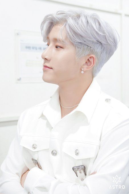 here comes the bestest boy AKA the king of hair dye & he's gonna brighten up our day.  #BestBoyJINJIN  @offclASTRO ♡ silver / grey ♡