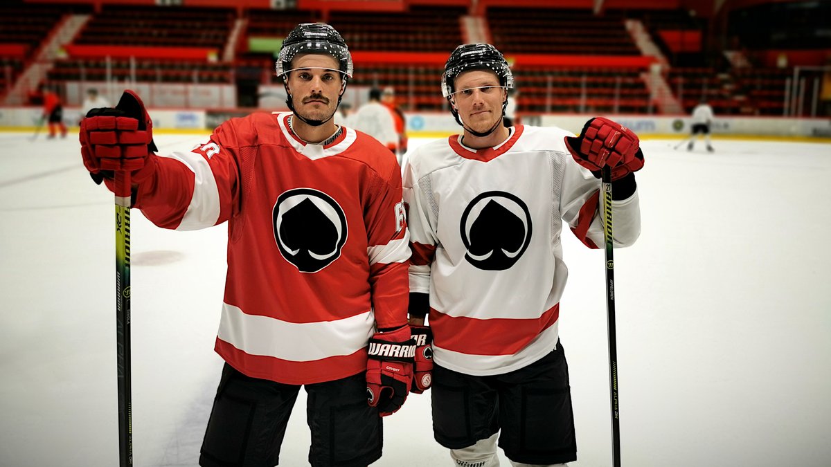 Harjoitusotteluiden pelipaidat. 

Näyttävämpi paita on...

🔁=🔴
❤️=⚪️

Liput huomiseen #Ässät - #VaasanSport -otteluun: kauppa.assat.com/pd/1285/

#Liiga #YHDESSÄ