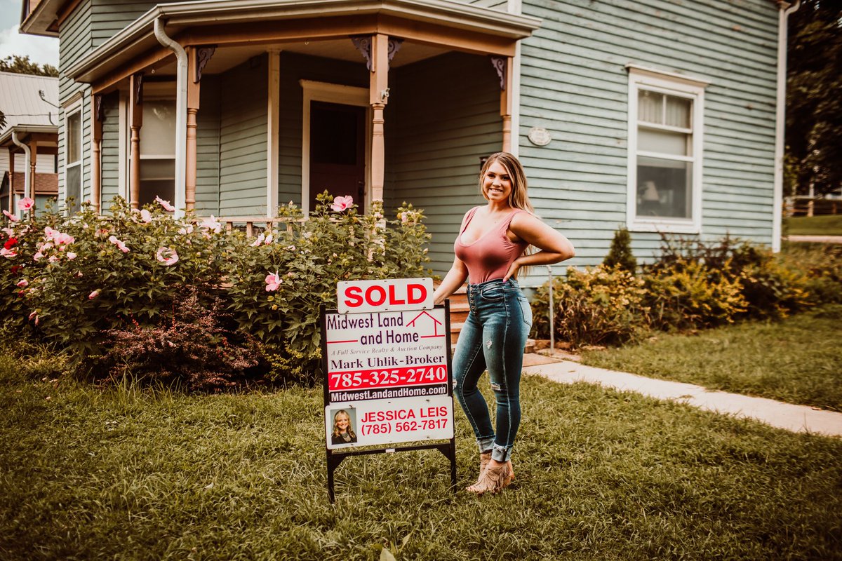 _HeyyItsCass's tweet photo. I did the damn thing! I got out of a toxic marriage, took my life back and bought a damn house! 🤟🏽🏡♥️ https://t.co/xCw3FW1LJm