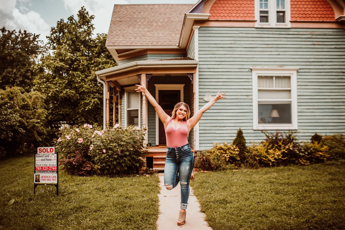 _HeyyItsCass's tweet photo. I did the damn thing! I got out of a toxic marriage, took my life back and bought a damn house! 🤟🏽🏡♥️ https://t.co/xCw3FW1LJm