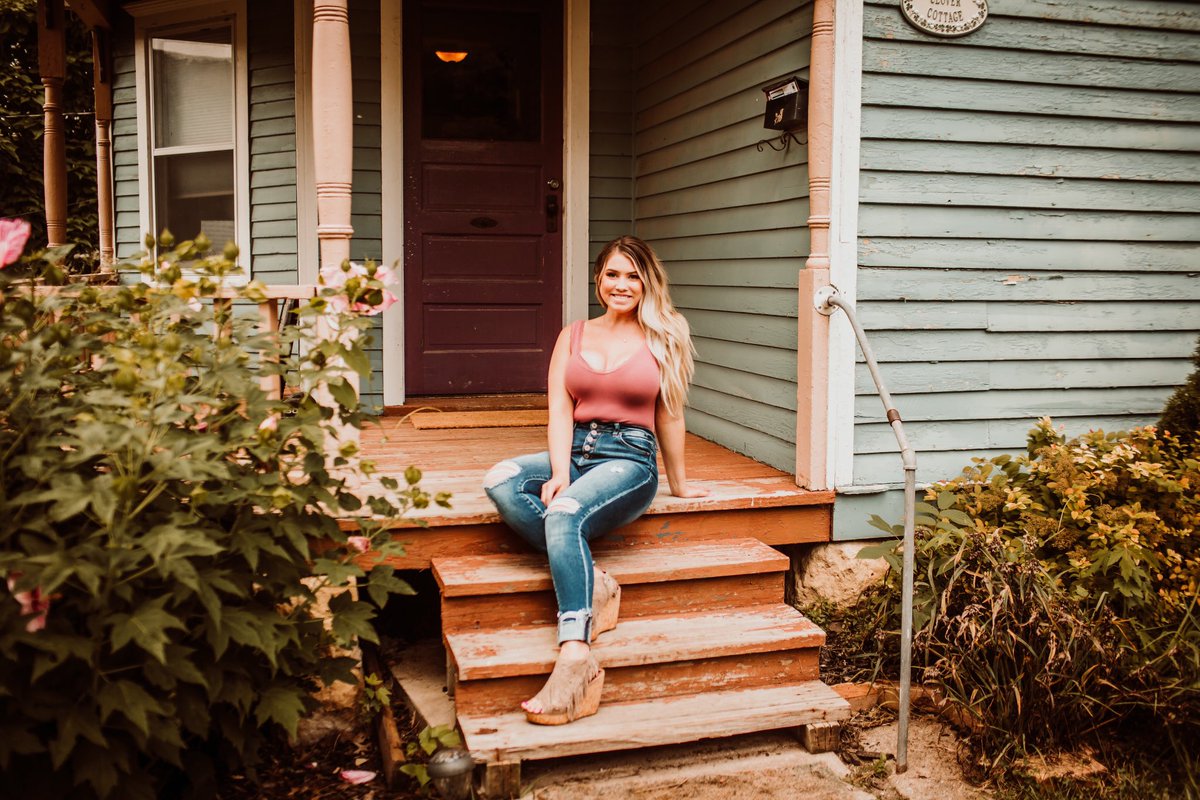 _HeyyItsCass's tweet photo. I did the damn thing! I got out of a toxic marriage, took my life back and bought a damn house! 🤟🏽🏡♥️ https://t.co/xCw3FW1LJm