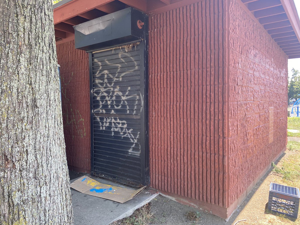 CleanWaterArt's tweet photo. We took a time to cover up some graffiti on the wall. #lotsoffish #cleanwaterart https://t.co/zDDxMR5nM6