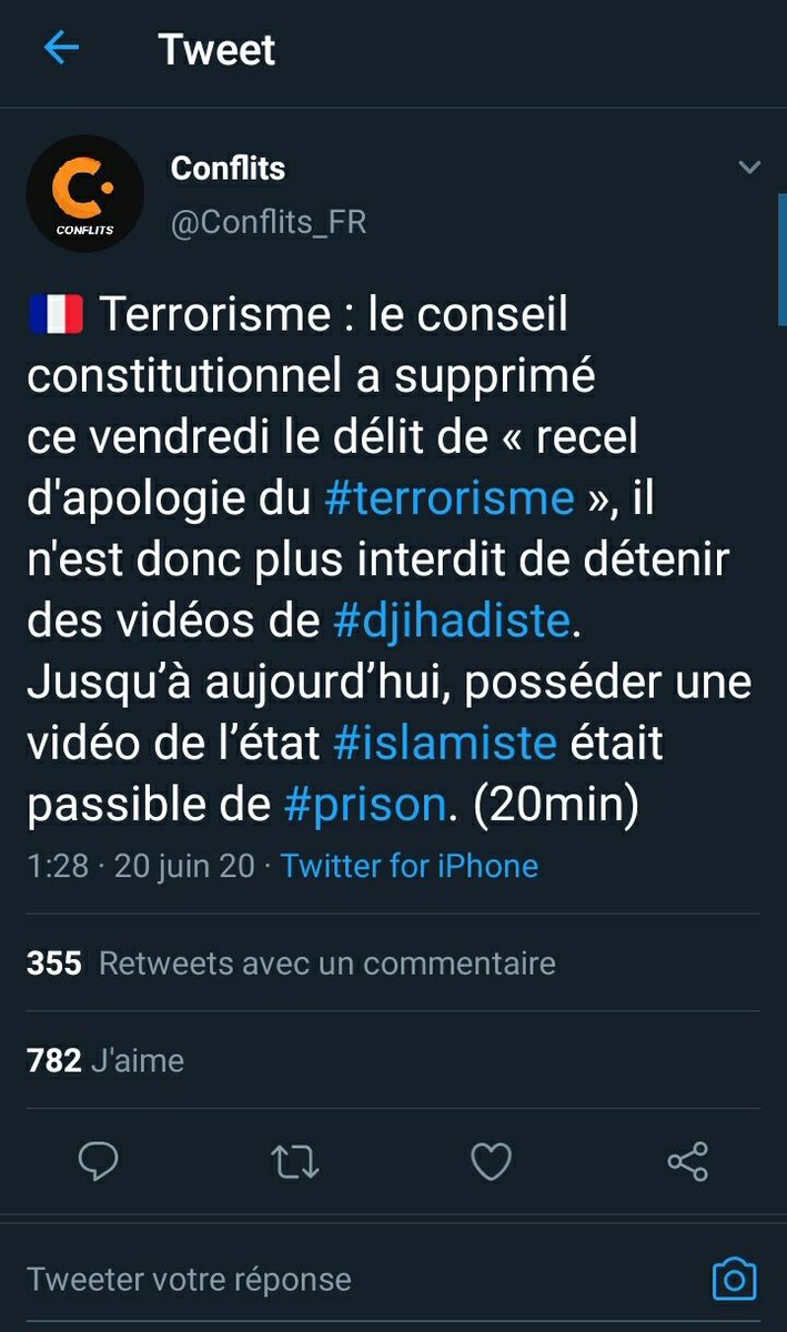  Là il fav un tweet qui réagit au fait que posséder des vidéos de l'état islamique n'est plus interdit en disant "ça pue le tracenard". Il ne se cache même pas.