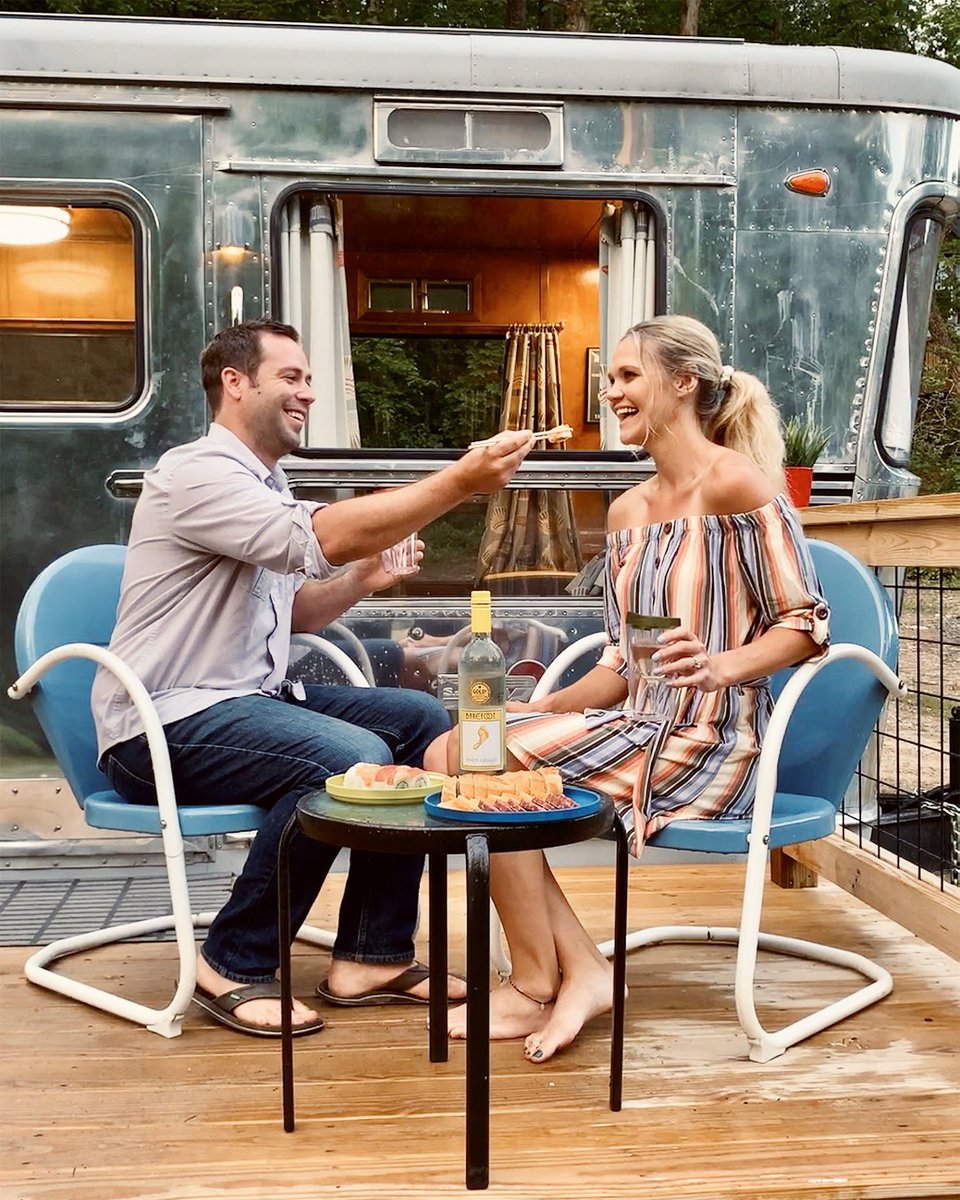 FollowUrDetour's tweet photo. 🎉We celebrated our 10th anniversary in a vintage trailer! #ad It was perfect for the simple, adventure lifestyle we've built. Instead of a fancy dinner out we had a picnic and knew that a classic bottle of @BarefootWine would pair perfectly. #summerofbarefoot #barefootslayteam https://t.co/0uE5hZ0bOm