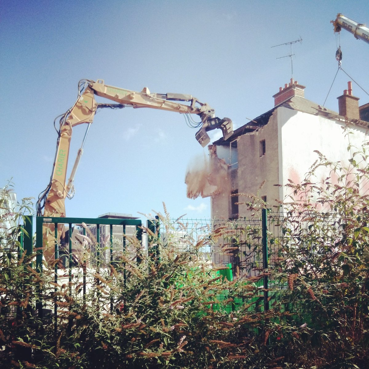 FannyPostCarbon's tweet photo. Bouuuuh!
la démolition : PAS BIEN
la déconstruction : BIEN mieux #reemploi #Rennes https://t.co/61NANG6dka