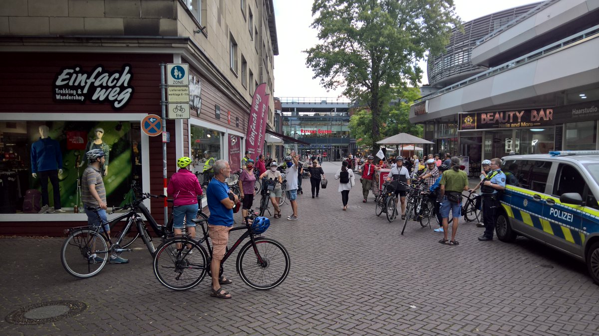 criticalmasslev's tweet photo. Danke für 26 Teilnehmer gestern! Nach anderthalb Stunden durch Leverkusen gab es natürlich noch ein Abschlussbier.
Die Kölner Polizei schaute am Anfang vorbei, hatte aber nichts gegen unsere Tour einzuwenden. https://t.co/6Kxuy9oGIu