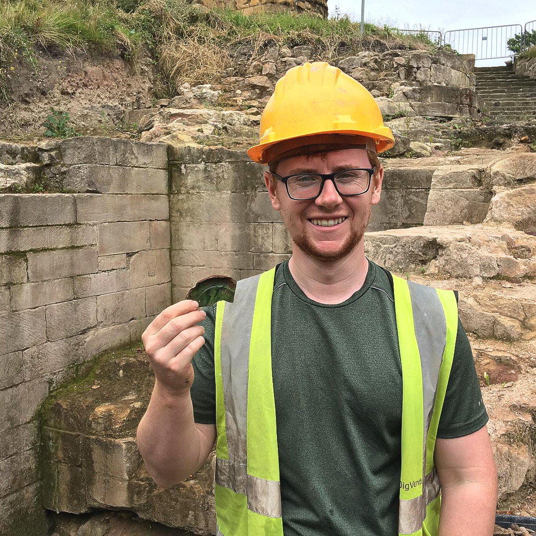 TheDigVenturers's tweet photo. π A piece of medieval pottery, maybe a plate?! Found in the medieval drawbridge pit at @PonteCastle. So far we've been digging through deposits like this from the 1400-1500s but we're now moving down into the 1300-1400s. Exciting!
#pontecastledig #archaeology #downdowndown https://t.co/lTX5y5AZ7p