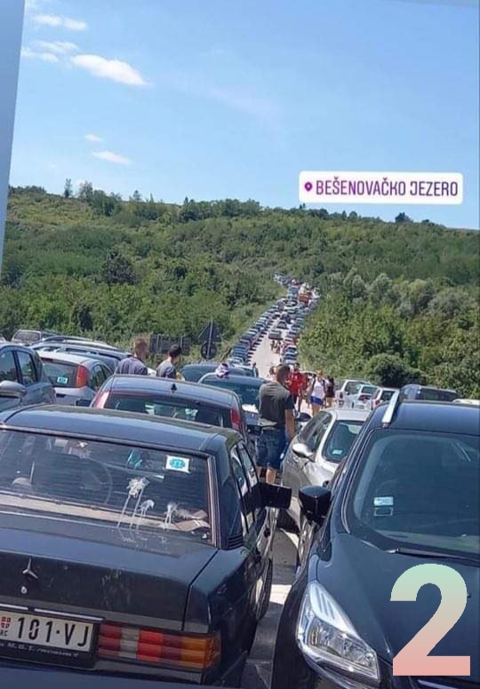whateva_bro's tweet photo. Kao sto se moglo i ocekivati, dakle:

1. Besenovacko jezero pre navale turista/kupaca
2. Kolona automobila na prilazu jezeru za vikend
3. Smece nakon posete kupaca
4. Jezero + smece https://t.co/cXNuRFqSkJ