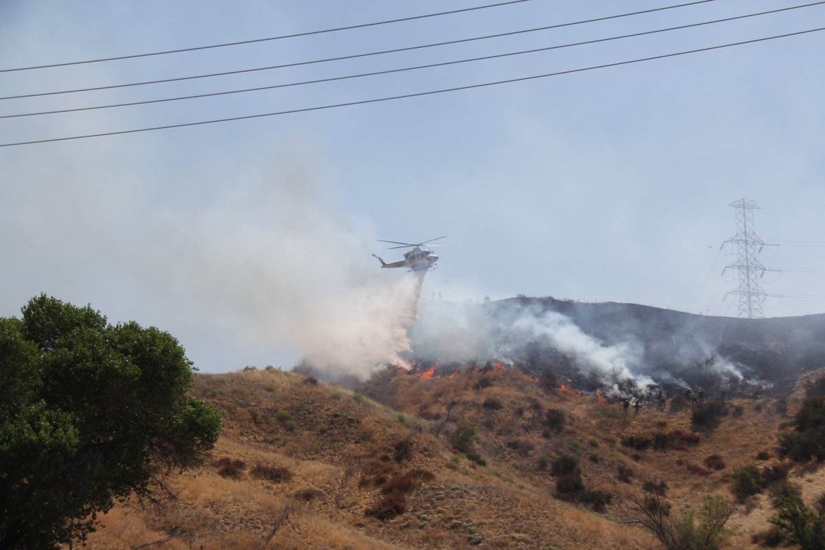 FrontlineNewsGp's tweet photo. #BREAKING:  #jumpfire in #santaclarita off San Francisquito Canyon in @LACOFD 156'S area. @LACoFireAirOps @SCVSHERIFF @santaclarita https://t.co/IdHmFG7G2R