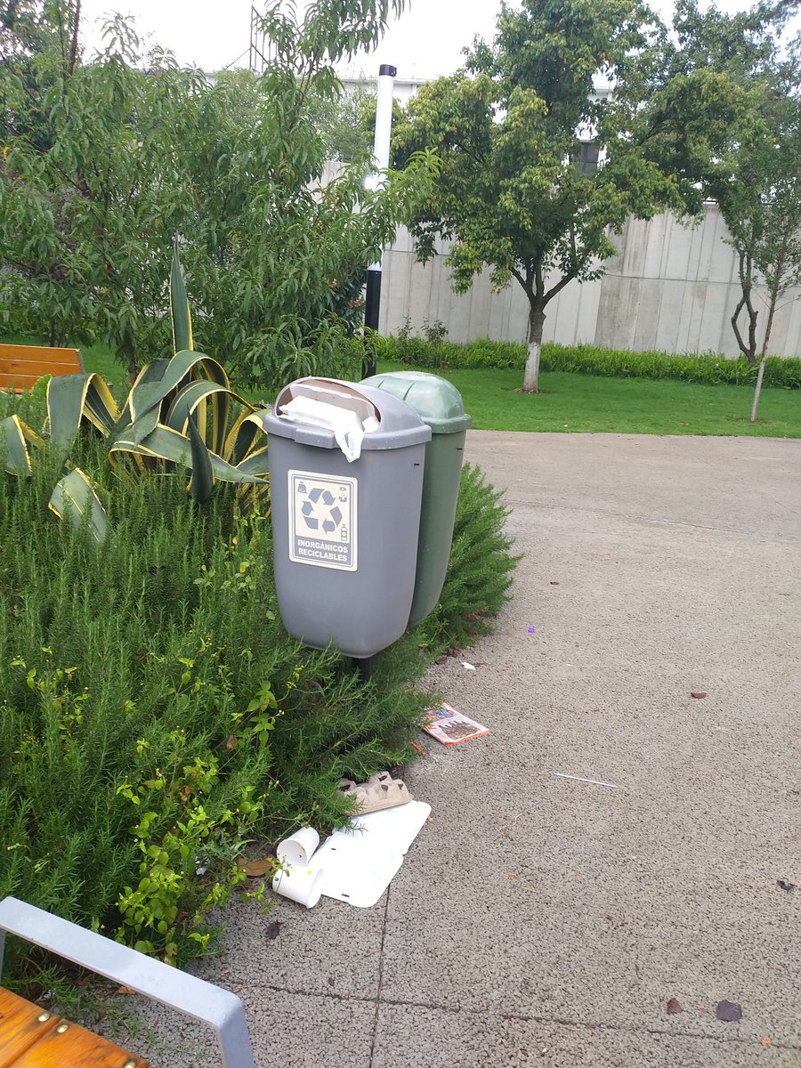 gabsanbum's tweet photo. Lamentable que por un mal manejo en la #recoleccióndebasura un espacio público comience a deteriorarse @TlalpanAl @GobCDMX ojalá hagan algo constante https://t.co/0wcHLVTyuA