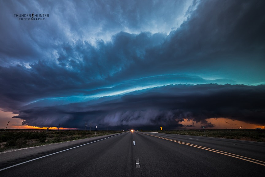 ChaacTlaloc's tweet photo. de la población de Artesia a Loco Hills #NewMexico  supercelda espectacular con tonalidades azules y verdes del 2 Jun 2019 foto #Thunderhunter BradHannon https://t.co/JjKglmiRM4