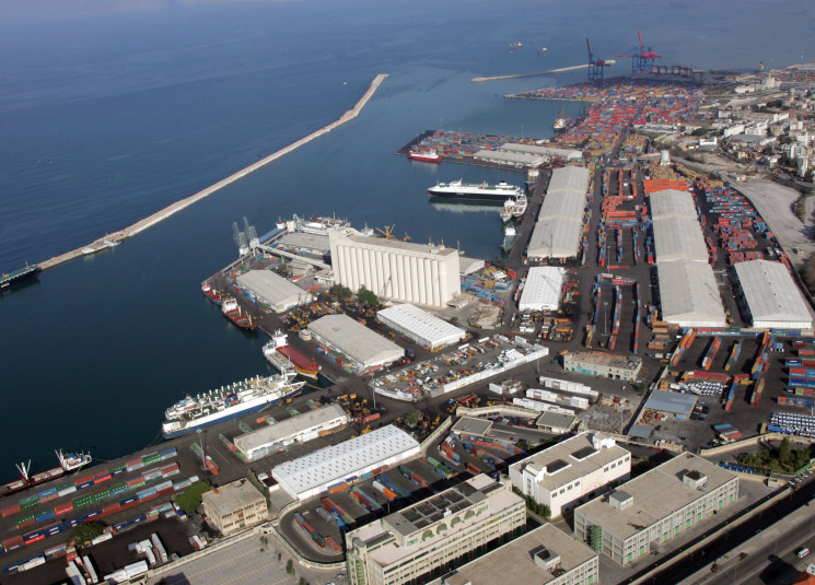 CNBCArabia's tweet image. مرفأ بيروت

- واحد من أهم الممرات لعبور السفن بين الشرق والغرب
- تديره شركة مرفأ بيروت منذ 1960
- يقدر عدد السفن التي ترسو فيه بـ 3100 سفينة سنوياً
- يستقبل نحو 70٪ من البضائع التي تدخل لبنان
- سجل إيرادات بلغت نحو 199 مليون دولار في 2019