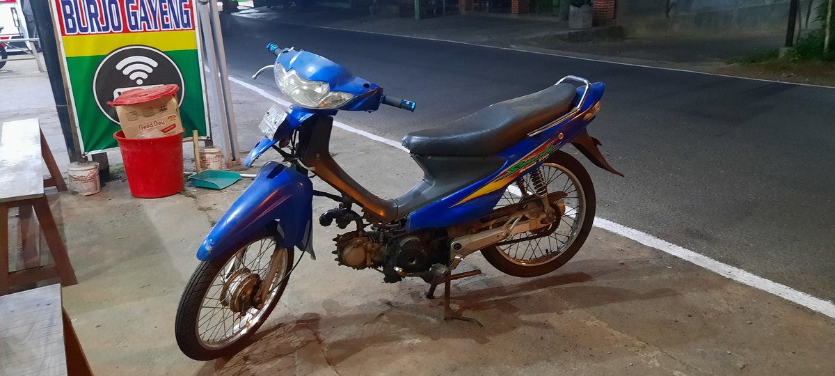 Kalo liat motor spt ini, teringat dulurku sing rumahnya jauh disana..
Entah ingat atau tdk, kami pernah sama2 memperjuangkan sesuatu yg sbenernya enggak penting untuk diperjuangkan.
semoga dia ingat.. haha