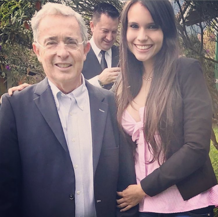 natiibedoya's tweet photo. Se me parte el corazón de tristeza con tanta injusticia hacia el Presidente @AlvaroUribeVel, duele la patria, pero acá estamos firmes millones de colombianos para apoyarlo y respaldarlo. #MásUribistaQueNunca #MasUnidosQueNunca 🇨🇴 https://t.co/mffusLATyQ