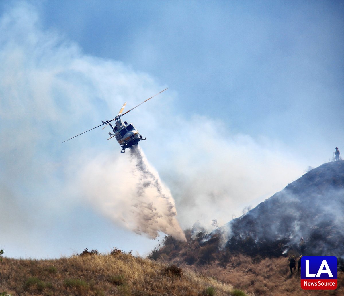 FrontlineNewsGp's tweet photo. @LACoFireAirOps dropping on the #jumpfire in #SantaClarita @LACoFDPIO https://t.co/thmH33ZEan