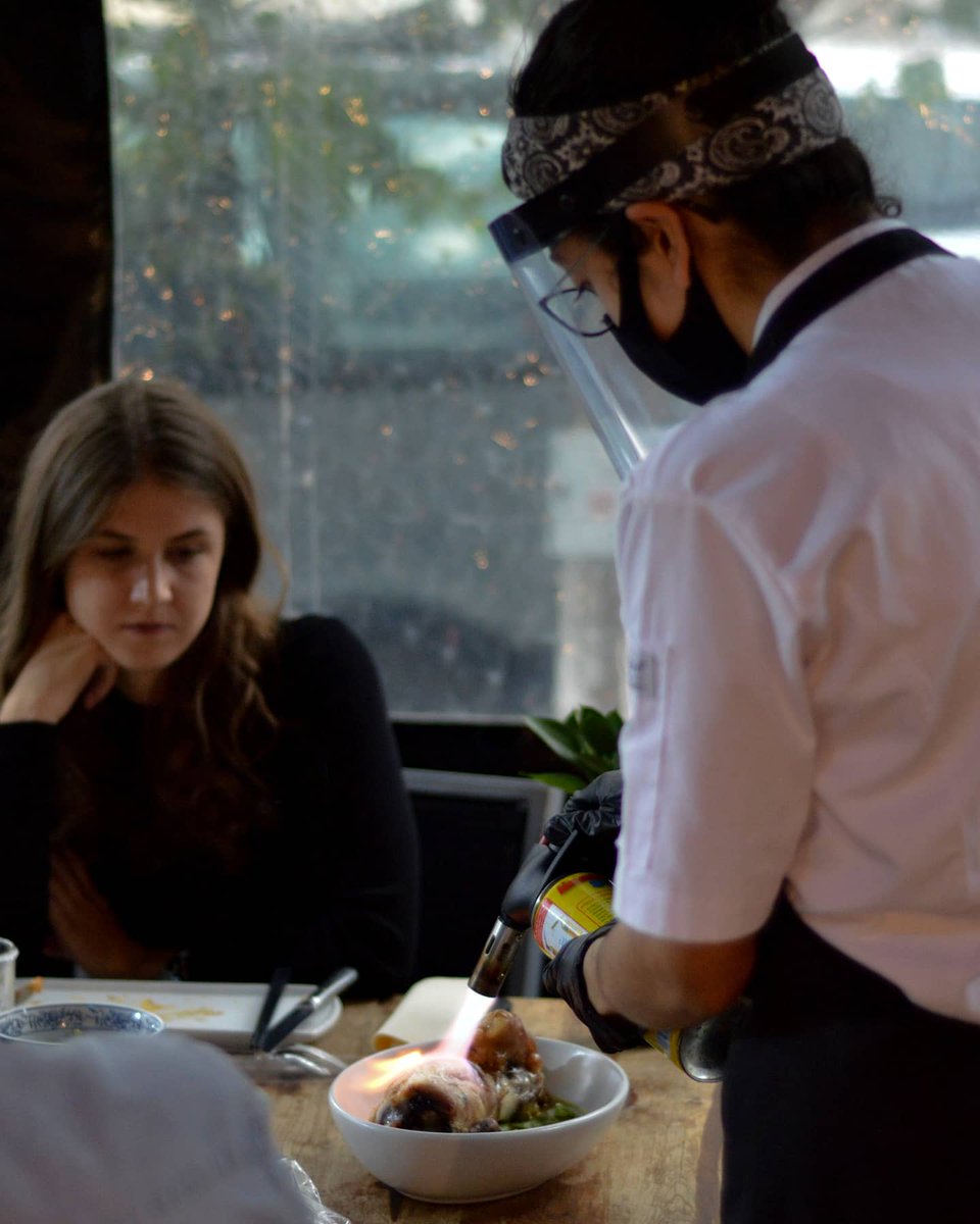 Nuestro Chamorro de cerdo rostizado sobre salsa verde con menta pasa por varios procesos y una cocción lenta durante 4 horas.⁣

⁣El toque final está a cargo de Roxanna, quien baja desde la cocina a la terraza para que puedas apreciar el caramelizado.⁣
¡Bienvenido!👊💥