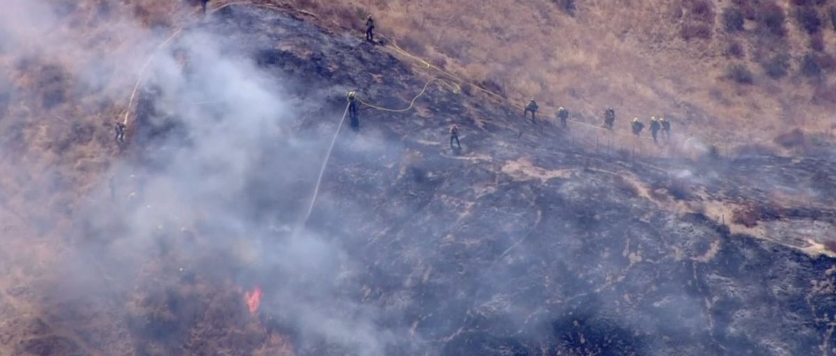 CBSLosAngeles's tweet photo. UPDATE: The #JumpFire has briefly forced evacuations in the area of Sugar Pine Way and White Pine Place in Santa Clarita. Forward progress on the fire has been halted. San Francisquito Canyon Rd. is closed.  https://t.co/W2rpQfDbpX https://t.co/NX4WLg2mLW