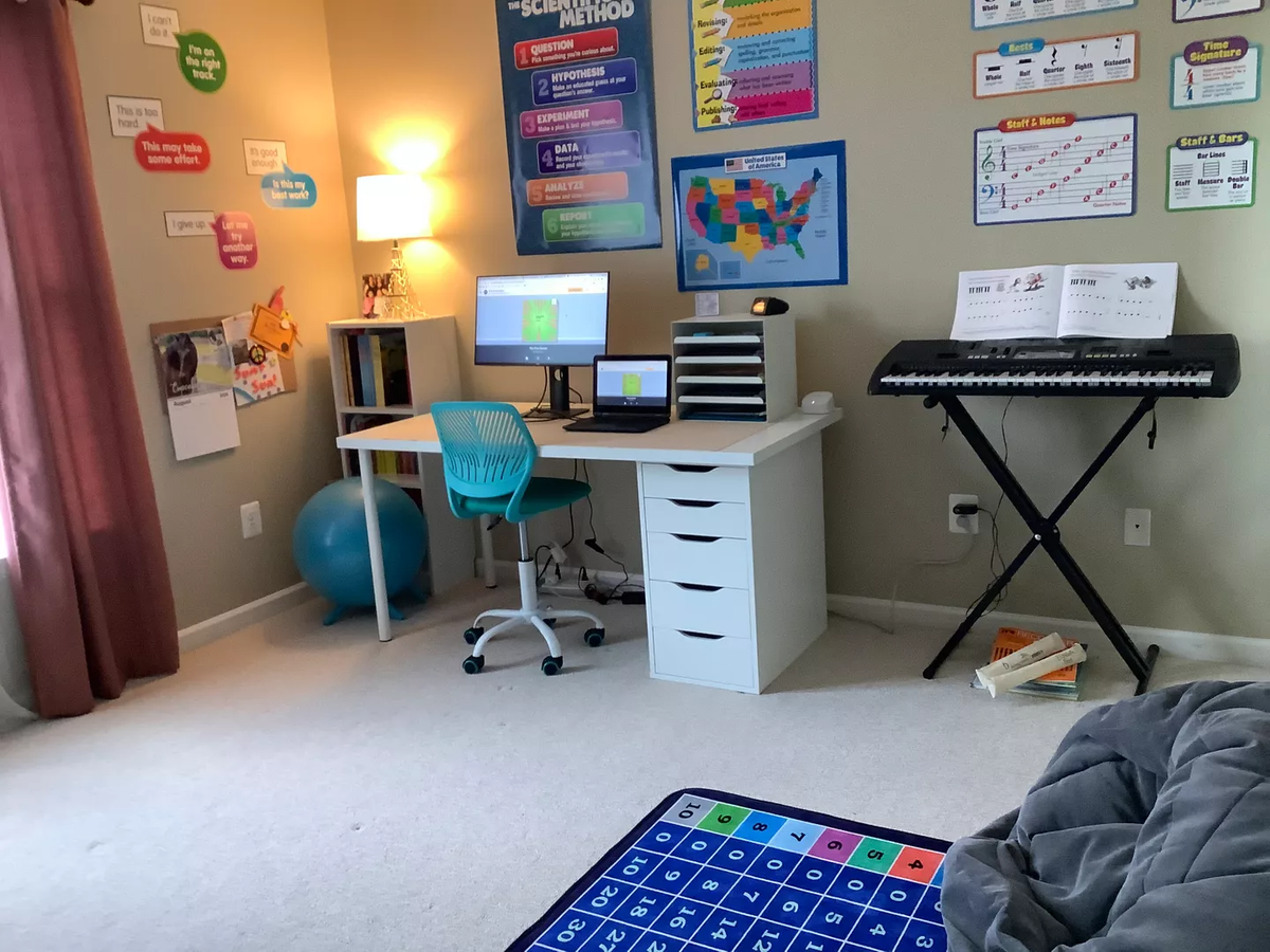 LREaglesEyeView's tweet photo. Classroom in progress, Getting ready for #distancelearning #techambassadors #LRElem https://t.co/wbYc0LTQPD