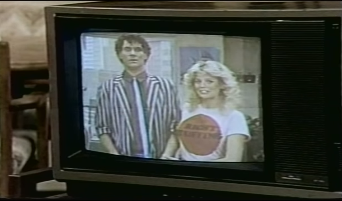 televisionaryZW's tweet photo. 3607. #WeGotItMade "Mickey's T-Shirt" - I'm not usually a personal nostalgia guy, but that's what a TV should look like. Wood paneling, yeah. Kind of a dull ep until the guest star shows up, @ShimermanArmin, doing a great job. (I think, he's not credited anywhere, weirdly) (B-) https://t.co/yhqkJzd5IT