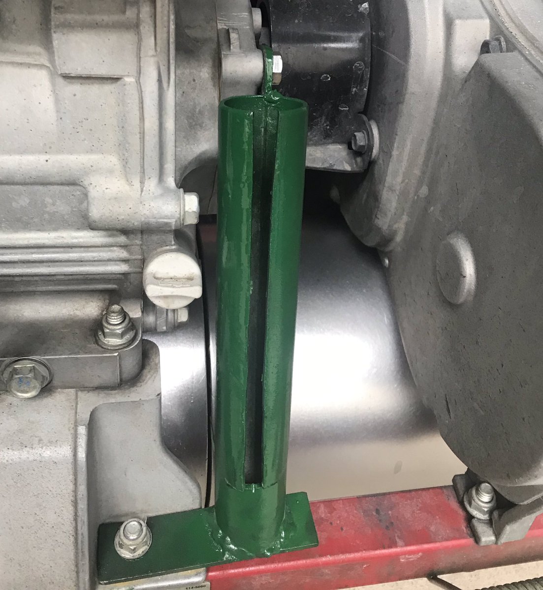R&amp;D for the Flex21s upgrade 🧐
To free up a few carts in the morning we have a few of the greens Mowers walk out and cut some of the greens closer to the shop
So I fabricated a rake holder but then realized they needed to accommodate a leaf rake as well 
💥2.0 Version😀