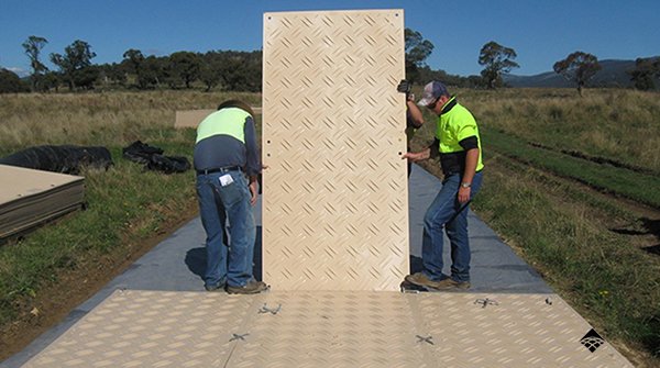 SignatureSystem's tweet photo. DuraDeck® mats are portable, lightweight and easily moved in a pickup truck and handled by one or two people. #DuraDeck #accessmats #construction https://t.co/DmT79FAMoj https://t.co/OkzbWHVNDD
