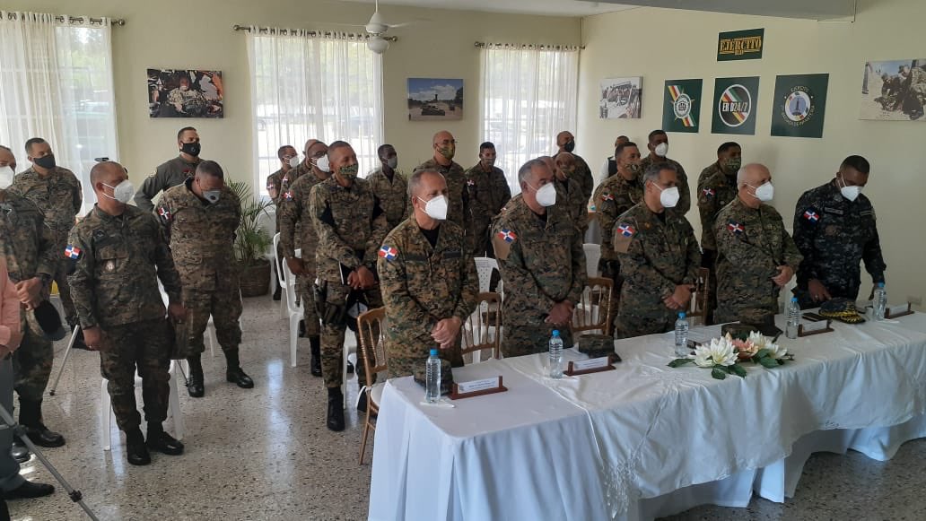 MDefensaRD's tweet photo. Ubicado en la Segunda Brigada de Infanteria del ERD., con sede en Santiago, en un acto que contó con la presencia del Comandante de la  misma, General de Brigada Manuel Salvador Nadal Rosa, ERD así como demás oficiales de la plana mayor de esta brigada.

#MideTeInforma 2/2 https://t.co/w7mgYb0a1L