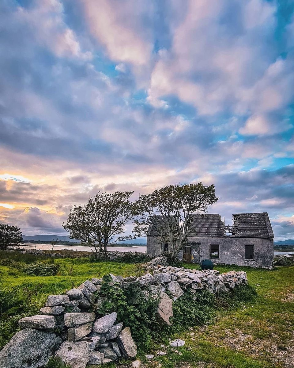 visit_galway's tweet photo. We love this snap by Luis de Morais from...have a go at pronouncing this...#Muckanaghederdauhaulia! The longest place name in Ireland, located in the beautiful #Connemara!😁😍💯🍀🇮🇪 #PronounceThat #GoodLuck #TongueTwister #PlaceName #LongestInIreland #Galway #Ireland #VisitGalway https://t.co/flWpOXCkNF