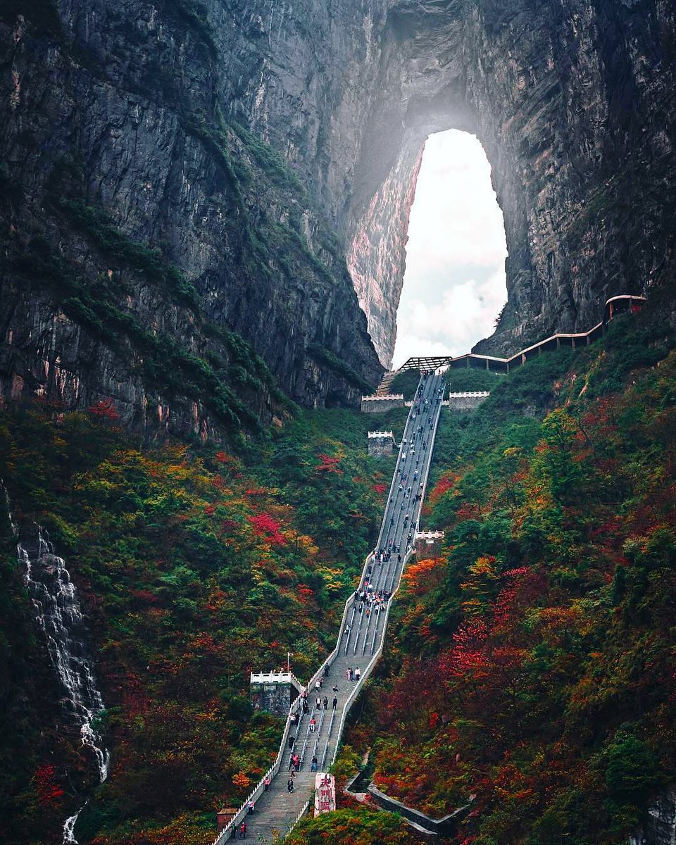tripbigs's tweet photo. Tianmen Mountain is a mountain located within Tianmen Mountain National Park, Zhangjiajie.

#tiananmen #china #beijing #tiananmensquare #travel #forbiddencity #vacation #travelgram #asia #instabeijing #trip #tiananmansquare #goldenlion #palace #maozedong #hk #chinese #pekin https://t.co/SBarVeHU9W