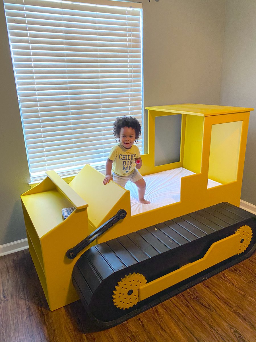 akeladgordon's tweet photo. His own room and the coolest bed for his birthday🚜🐄🤟🏾🪐🦖🎈 https://t.co/pdEue7O6gG