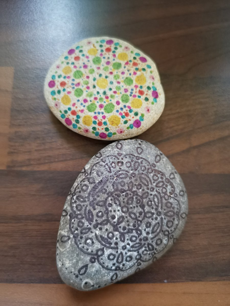 A simple one today for day 4 of #artfulaugust some pebble painting with the children. #paintedrock <a href="/c0mplexnumber/">Clarissa Grandi</a>