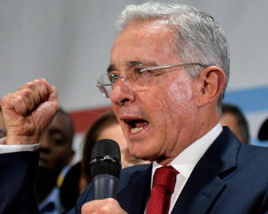 DeeeeeIta's tweet photo. CAPTUR-HADA la gonorrea de Uribe, no lo puedo creer, llórenlo JAJSJAAJ https://t.co/jDl50xuAuC