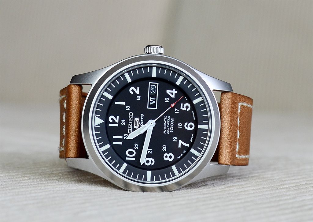 La Seiko 5 Big military est tout simplement la meilleur montre d’entrée de gamme dans sa catégorie elle a tout d’une grande à prix réduit. Parfait avec un bracelet Nato ou cuir. Prix 100€