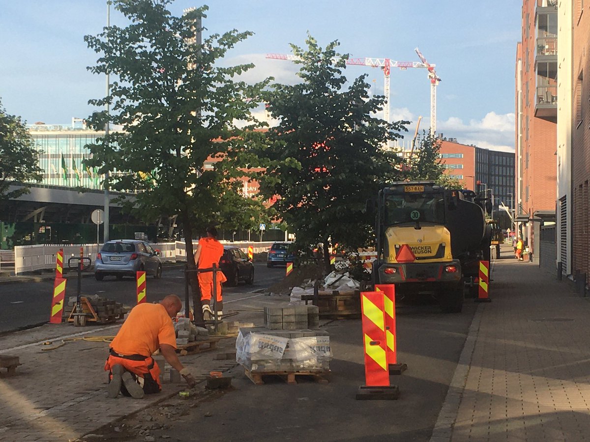 Tampereen valtatien pohjoispuolinen jalkakäytävä ja pyörätie on suljettu, ja liikenne ohjattu käyttämään kadun eteläpuolista jalkakäytävää ja pyörätietä. Kuinka ollakaan, siellä on koko pyörätien leveydeltä työmaa-ajoneuvoja. Miksi näin, <a href="/Tamperekaupunki/">Tampereen kaupunki</a>?