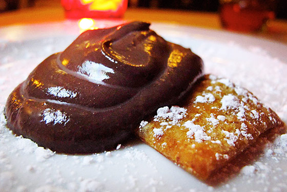 QRFoodie's tweet photo. El budín debe ser muy fresco y desde que se obtiene la sangre hasta que se degusta en la mesa, no han de pasar 24 horas. Tradicionalmente en algunos pueblos de Italia se mezclaba el chocolate con sangre de cerdo procedente de la matanza (de ahí su nombre sanguinaccio). https://t.co/YZcHtjrhIL