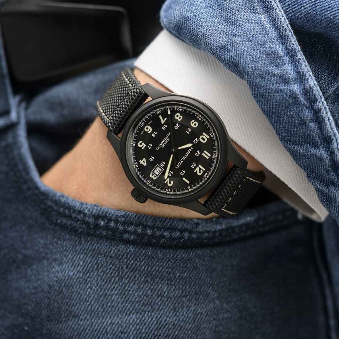 Grande sœur de la Seiko, la Khaki Field Mechanical de Hamilton à su reprendre les grandes lignes de la Big military en travaillant les détails et offrant une réserve de marche de 80 heures. Prix : 450€