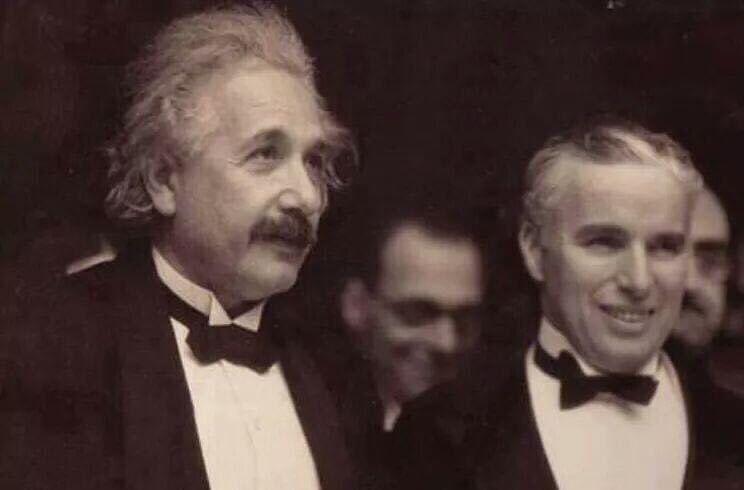 carladiveroli's tweet photo. Quando A.Einstein incontrò per la prima volta Chaplin gli disse: “Quello che ammiro di lei è la capacità di farsi capire senza aver mai detto una parola”. “E’ vero – rispose Chaplin – ma lei è più bravo di me perché il mondo la stima pur non capendo nulla di quello che ha  detto” https://t.co/vt5sGTOnUq