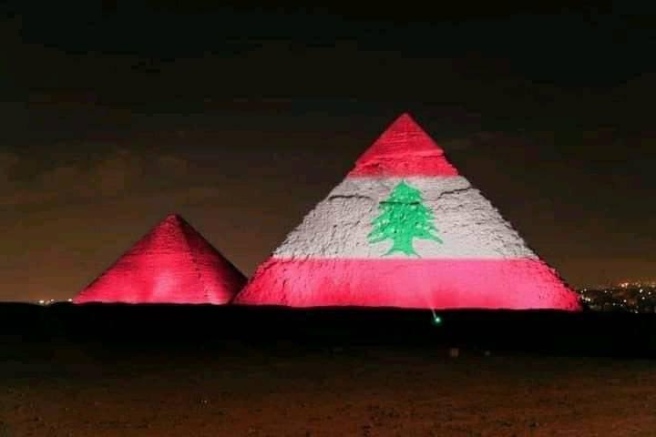 Magiiii13's tweet photo. تتزين الان الاهرامات بعلم لبنان ♥️🇱🇧 https://t.co/5efITArPGh